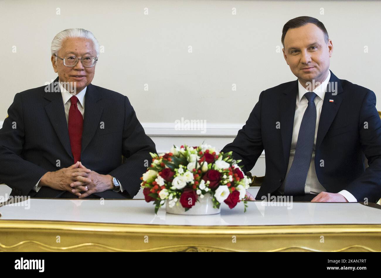 Le Président polonais Andrzej Duda et le Président de Singapour Tony Tan Keng Yam assistent à une cérémonie de bienvenue au Palais présidentiel de Varsovie, le 22 mai, Pologne (photo de Krystian Dobuszynski/NurPhoto) *** Veuillez utiliser le crédit du champ de crédit *** Banque D'Images