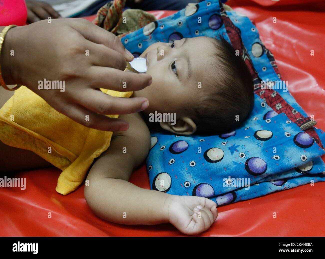 Les patients atteints de diarrhée ont augmenté ces derniers temps en raison de la hausse des températures et de la pénurie d'eau potable pure. Un camp de fortune du Centre international de recherche sur les maladies diarrhéiques est créé pour traiter les enfants, à Dhaka, au Bangladesh, sur 24 mai 2017. (Photo de Mehedi Hasan/NurPhoto) *** Veuillez utiliser le crédit du champ de crédit *** Banque D'Images