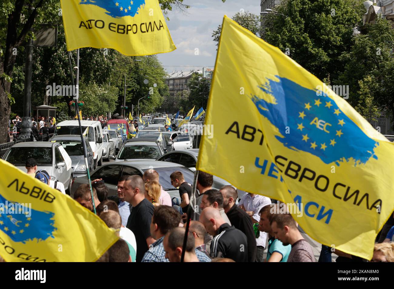 Des dizaines de personnes bloquent la rue près du Parlement ukrainien Verkhovna Rada par leurs véhicules, emmenés en Ukraine des pays de l'UE, exigeant d'annuler les taxes douanières pour les voitures utilisées, Kiev, Ukraine, 24 mai 2017. (Photo par Sergii Kharchenko/NurPhoto) *** Veuillez utiliser le crédit du champ de crédit *** Banque D'Images