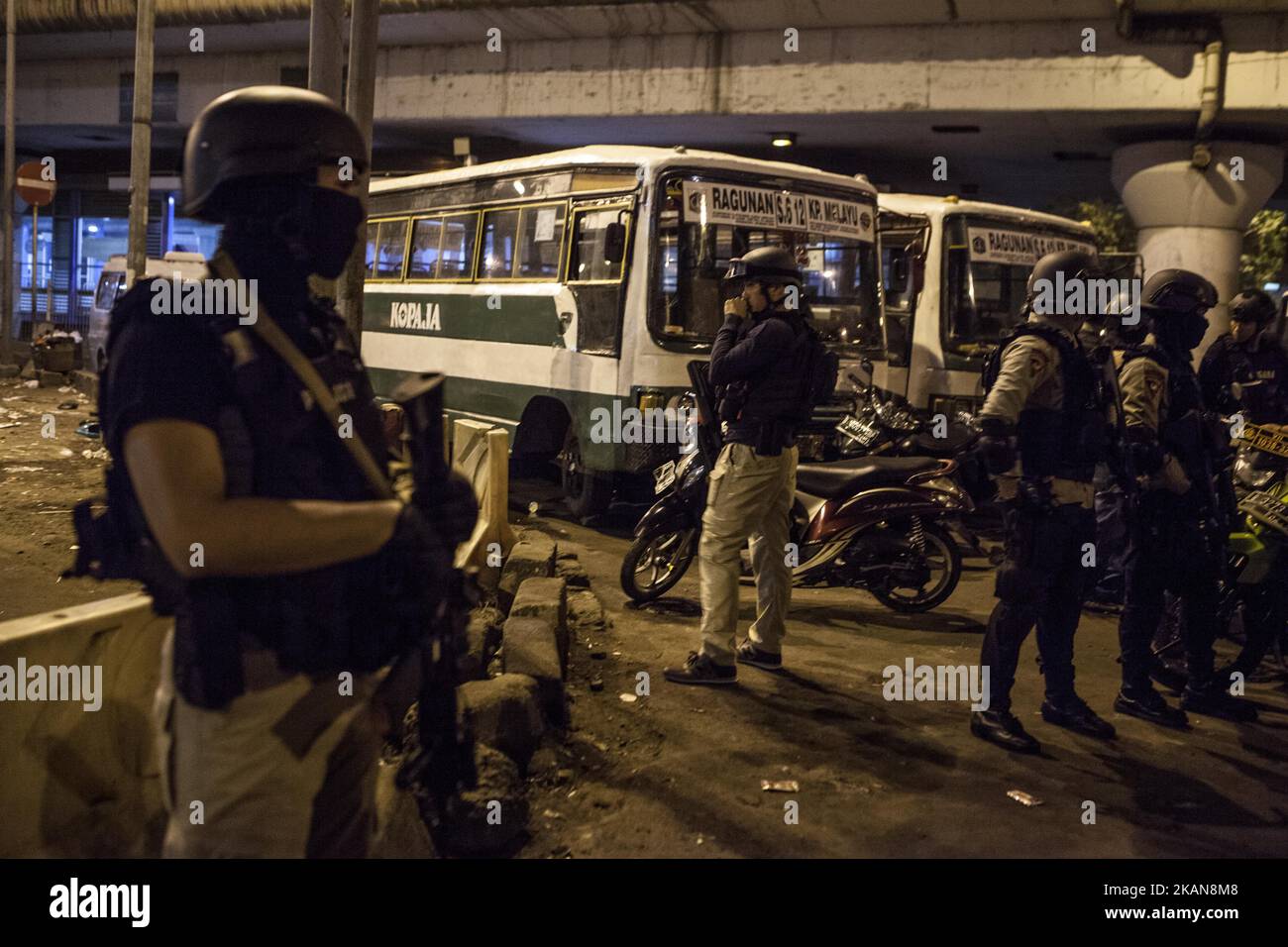 Des policiers recherchent des matières dangereuses sur le site d'explosion d'une bombe à la gare routière de Kampung Melayu, Djakarta (Indonésie), sur 24 mai 2017. Cinq personnes ont été tuées, dont deux kamikazes présumés et trois policiers; cinq autres policiers et cinq civils ont été blessés. (Photo par Agues Rudianto/NurPhoto) *** Veuillez utiliser le crédit du champ de crédit *** Banque D'Images