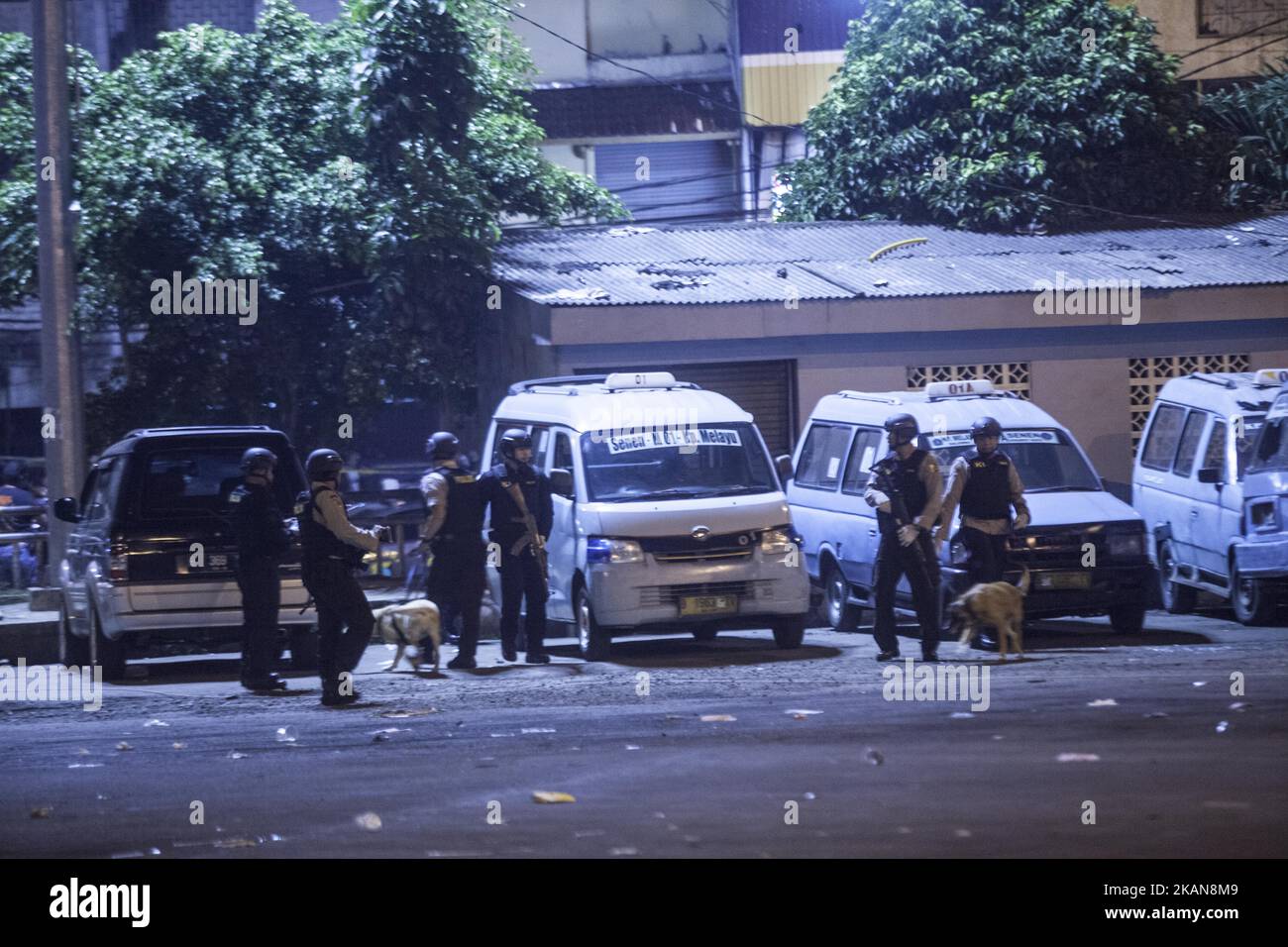 Des policiers recherchent des matières dangereuses sur le site d'explosion d'une bombe à la gare routière de Kampung Melayu, Djakarta (Indonésie), sur 24 mai 2017. Cinq personnes ont été tuées, dont deux kamikazes présumés et trois policiers; cinq autres policiers et cinq civils ont été blessés. (Photo par Agues Rudianto/NurPhoto) *** Veuillez utiliser le crédit du champ de crédit *** Banque D'Images