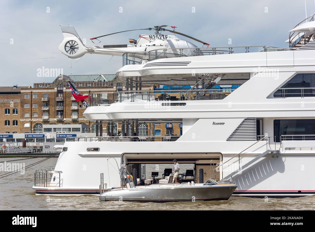 Le yacht « BoardWalk » amarré sur la Tamise à St Saviors Dock, Bermondsey, London Borough of Southwark, Greater London, Angleterre, Royaume-Uni Banque D'Images