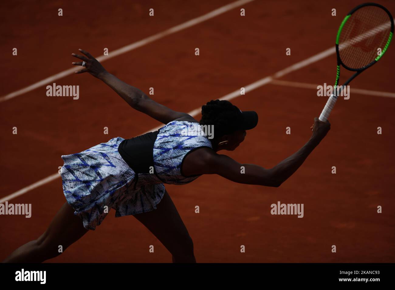 LES ÉTATS-UNIS venus Williams retournent la balle au Wang Qiang lors de leur match de tennis à l'Open de France Roland Garros 2017 sur 28 mai 2017 à Paris. (Photo de Mehdi Taamallah/NurPhoto) *** Veuillez utiliser le crédit du champ de crédit *** Banque D'Images