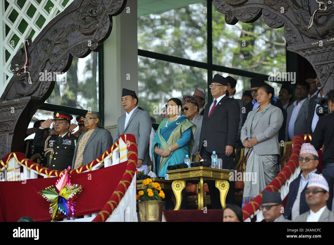 (G-D) Chef de l'armée Rajendra Chhetri, juge en chef Sushila Karki, Vice-président du Népal Nanda Bahadur Pun, Président du Népal Bidhya Devi Bhandari, Premier ministre Puspa Kamal Dahal, Et le Président du Parlement Onsari Gharti Magar assistent lundi à la Journée de la République 10th à Tudikhel, Katmandou, Népal, 29 mai 2017. (Photo de Narayan Maharajan/NurPhoto) *** Veuillez utiliser le crédit du champ de crédit *** Banque D'Images