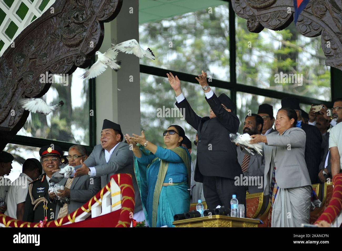 (G-D) le juge en chef Sushila Karki, vice-président du Népal Nanda Bahadur Pun, président du Népal Bidhya Devi Bhandari, Premier ministre Puspa Kamal Dahal, Et le Président du Parlement Onsari Gharti Magar libère les pigeons comme symbole de liberté et de paix lors de la Journée de la République 10th à Tudikhel, Katmandou, Népal lundi, 29 mai 2017. (Photo de Narayan Maharajan/NurPhoto) *** Veuillez utiliser le crédit du champ de crédit *** Banque D'Images