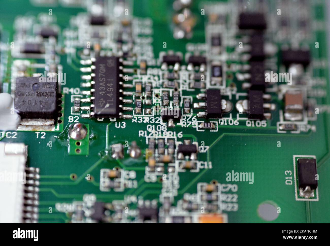 Le Caire, Egypte, 13 octobre 2022 : un circuit imprimé PCB, circuit imprimé PWB, un support utilisé dans l'ingénierie électrique et électronique pour le raccordement Banque D'Images
