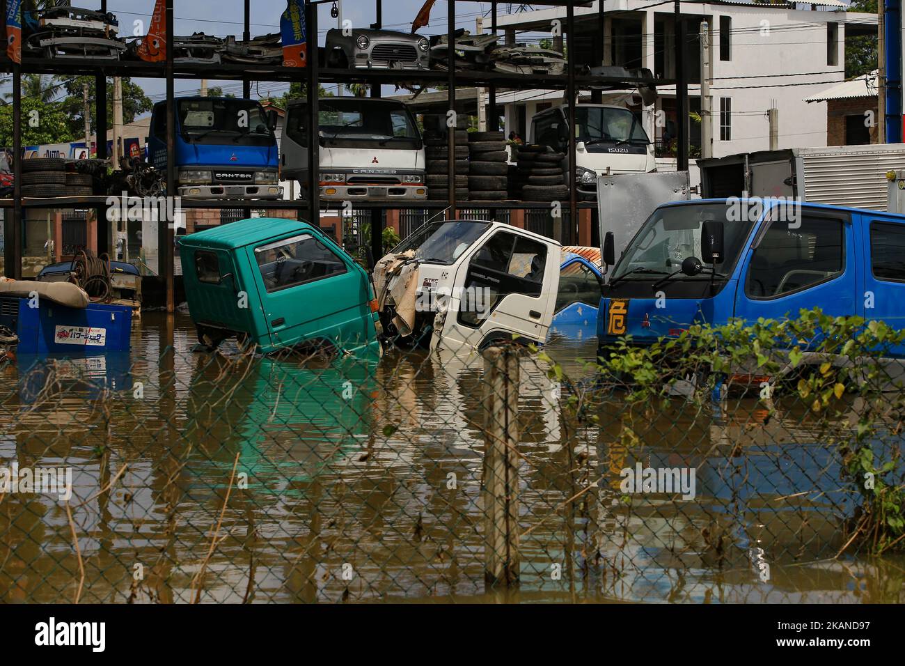 Un centre d'entretien pour véhicules rempli de moteurs et de pièces de rechange pour véhicules est vu inondé à Godagama, Matara, dans le sud du Sri Lanka. Mardi 30 mai 2017 (photo de Thharaka Basnayaka/NurPhoto) *** Veuillez utiliser le crédit du champ de crédit *** Banque D'Images