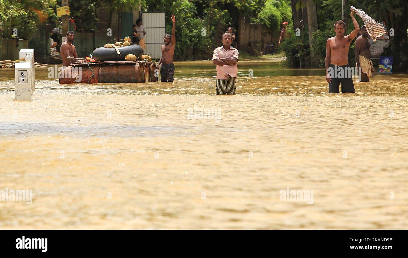 Les victimes des inondations au Sri Lanka attendent que les secours leur apportent des bouteilles d'eau potable et de la nourriture à Godagama, Matara, dans le sud du Sri Lanka, le mardi 30 mai 2017. (Photo de Thharaka Basnayaka/NurPhoto) *** Veuillez utiliser le crédit du champ de crédit *** Banque D'Images