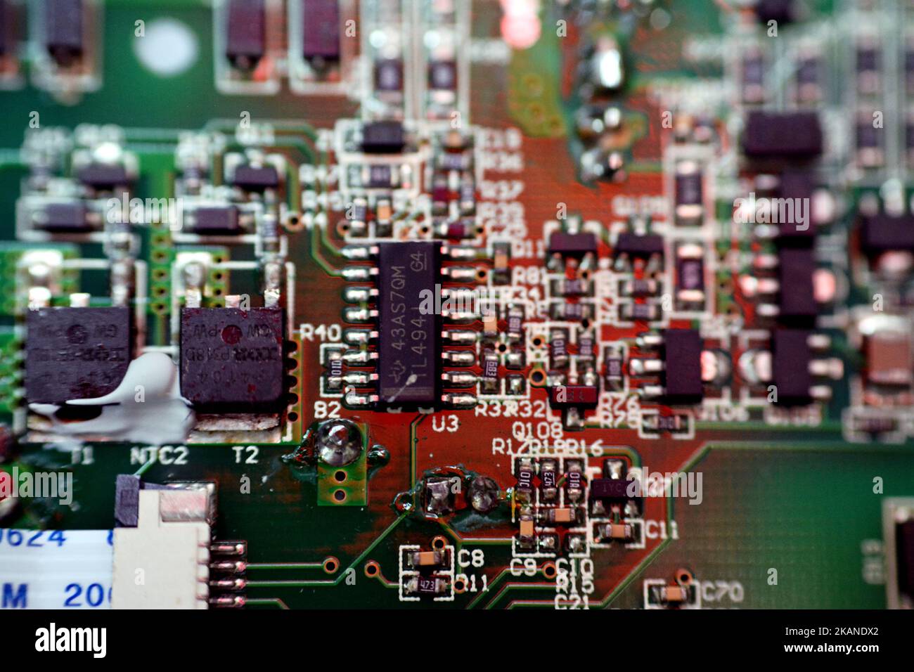 Le Caire, Egypte, 13 octobre 2022 : un circuit imprimé PCB, circuit imprimé PWB, un support utilisé dans l'ingénierie électrique et électronique pour le raccordement Banque D'Images