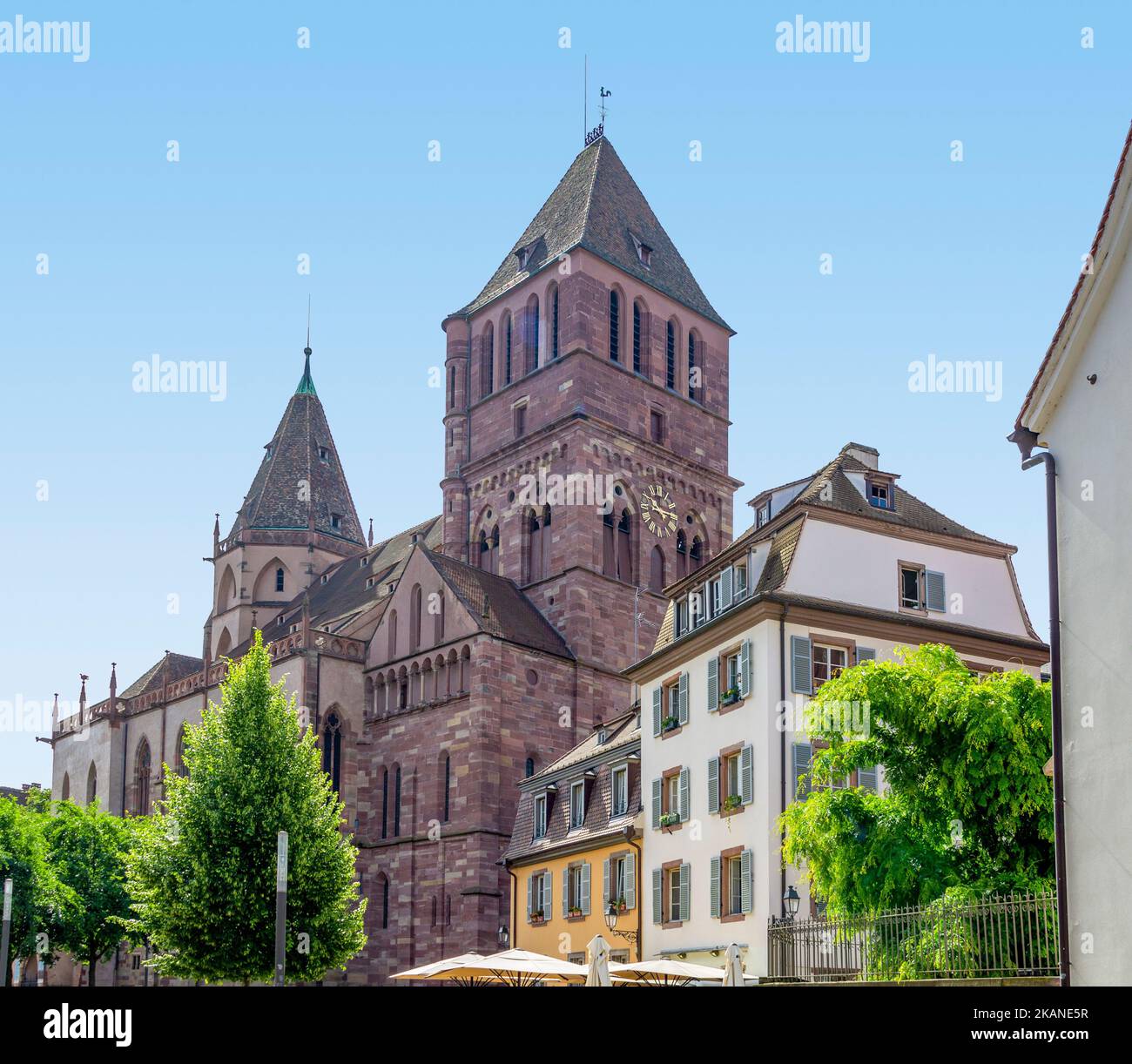 Impression idyllique autour de l'église Saint-Thomas de Strasbourg, une ville de la région Alsace en France Banque D'Images