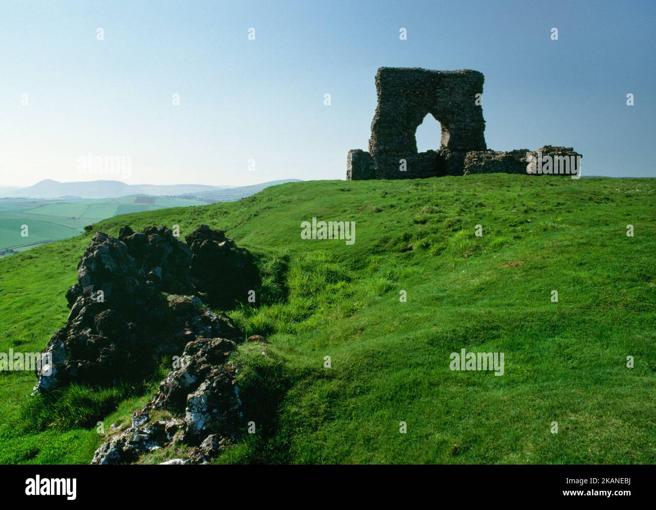 Découvrez le fort vitrifié Dunnideer Iron Age, Aberdeenshire, Écosse, Royaume-Uni, qui présente des morceaux de pierre fusionnés par une chaleur intense, et le château médiéval. Banque D'Images