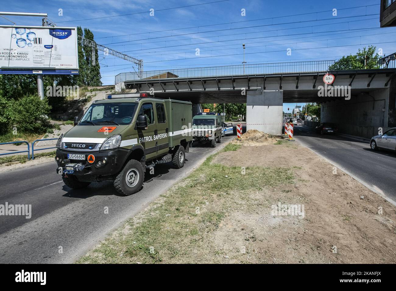 Des sapeurs prenant des bombes non explosées de la Seconde Guerre mondiale sont vus à Gdansk, en Pologne le 3 juin 2017, une bombe non explosée de la Seconde Guerre mondiale a été excavée pendant les travaux nautiques, dans le centre-ville, sous une ligne de chemin de fer très occupée. Les restes explosifs de la Seconde Guerre mondiale sont fréquents pendant les travaux de terrassement à Gdansk (photo de Michal Fludra/NurPhoto) *** Veuillez utiliser le crédit du champ de crédit *** Banque D'Images