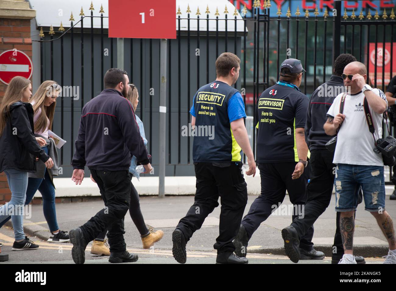 Patrouille du personnel de sécurité alors que les gens arrivent pour le concert One Love Manchester Benefit au terrain de cricket d'Old Trafford à Trafford, Royaume-Uni, dimanche, 04 juin 2017. Le concert One Love Benefit a été organisé en hommage aux victimes de l'attaque de l'arène de Manchester, au cours de laquelle Ariana Grande s'est produit à l'arène de Manchester le 05/22/2017. (Photo de Jonathan Nicholson/NurPhoto) *** Veuillez utiliser le crédit du champ de crédit *** Banque D'Images