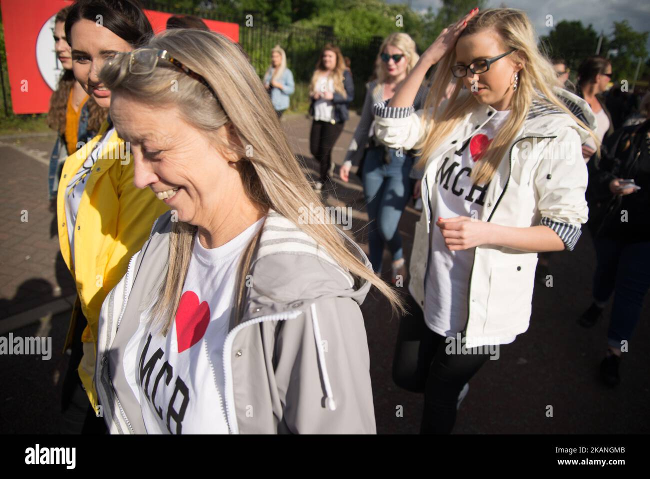 Les gens arrivent pour le concert One Love Manchester Benefit au terrain de cricket d'Old Trafford à Trafford, Royaume-Uni, dimanche, 04 juin 2017. Le concert One Love Benefit a été organisé en hommage aux victimes de l'attaque de l'arène de Manchester, au cours de laquelle Ariana Grande s'est produit à l'arène de Manchester le 05/22/2017. (Photo de Jonathan Nicholson/NurPhoto) *** Veuillez utiliser le crédit du champ de crédit *** Banque D'Images