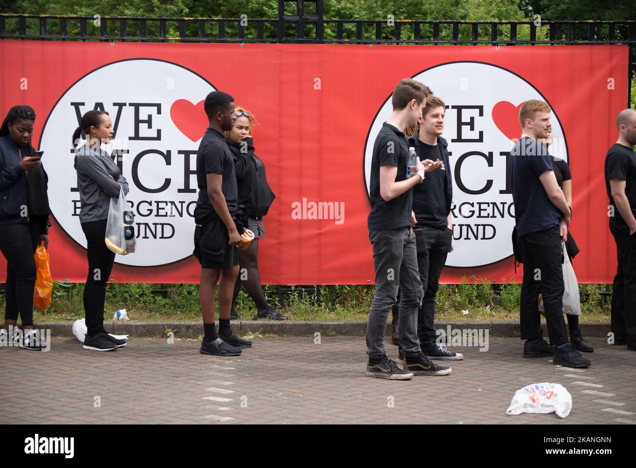 Les gens font la queue alors que les gens arrivent pour le concert One Love Manchester Benefit au terrain de cricket d'Old Trafford à Trafford, au Royaume-Uni, dimanche, 04 juin 2017. Le concert One Love Benefit a été organisé en hommage aux victimes de l'attaque de l'arène de Manchester, au cours de laquelle Ariana Grande s'est produit à l'arène de Manchester le 05/22/2017. (Photo de Jonathan Nicholson/NurPhoto) *** Veuillez utiliser le crédit du champ de crédit *** Banque D'Images