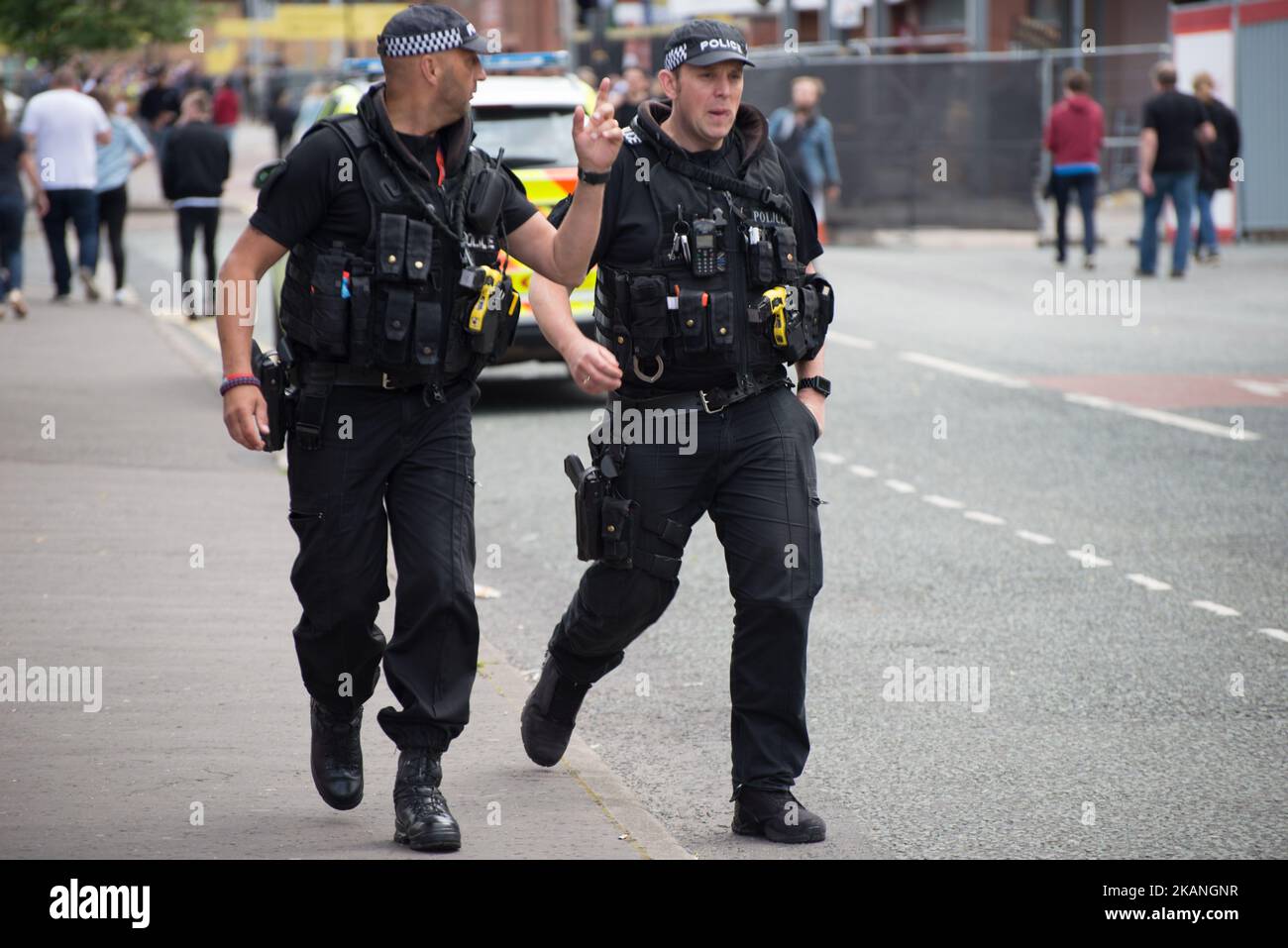 Les policiers patrouillent alors que les gens arrivent pour le concert One Love Manchester Benefit au terrain de cricket d'Old Trafford à Trafford, au Royaume-Uni, dimanche, 04 juin 2017. Le concert One Love Benefit a été organisé en hommage aux victimes de l'attaque de l'arène de Manchester, au cours de laquelle Ariana Grande s'est produit à l'arène de Manchester le 05/22/2017. (Photo de Jonathan Nicholson/NurPhoto) *** Veuillez utiliser le crédit du champ de crédit *** Banque D'Images