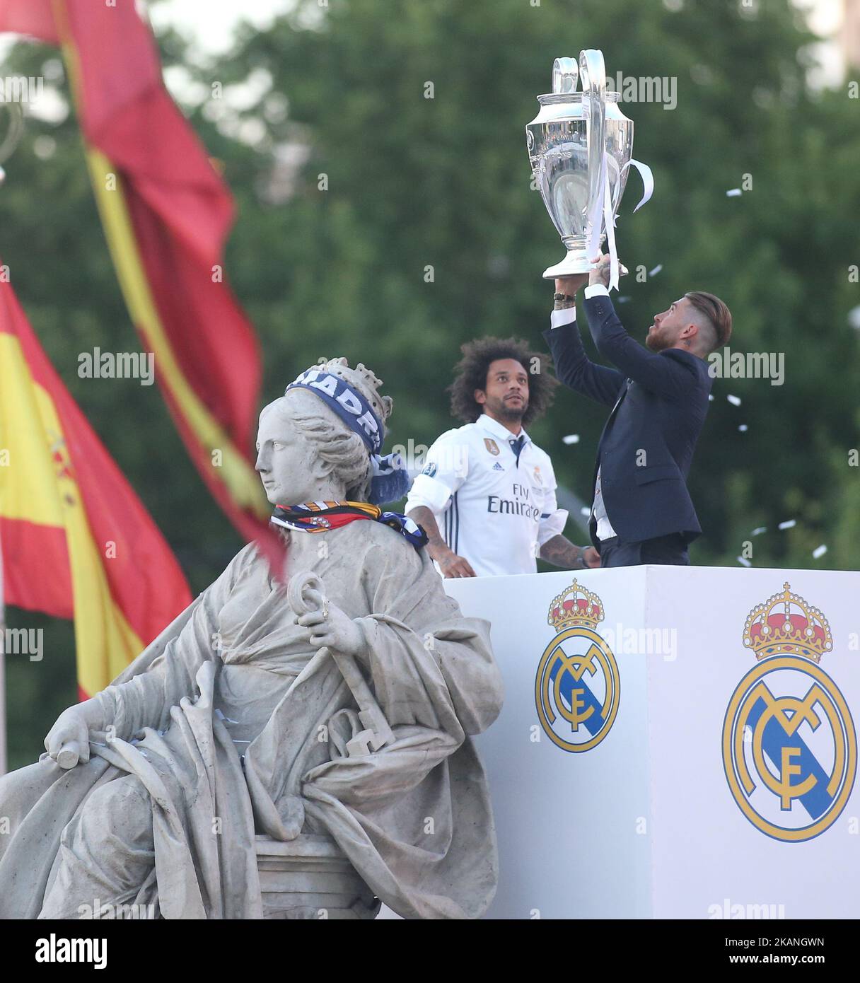 Marcelo et Sergio Ramos assistent à une fête sur la Plaza Cibeles après que le Real Madrid a remporté la Ligue des champions de l'UEFA 2016/17, à Madrid sur 4 juin 2017. L'équipe du Real Madrid célèbre avec les supporters la victoire contre la Juventus dans la Ligue des champions de l'UEFA. (Photo par Raddad Jebarah/NurPhoto) *** Veuillez utiliser le crédit du champ de crédit *** Banque D'Images