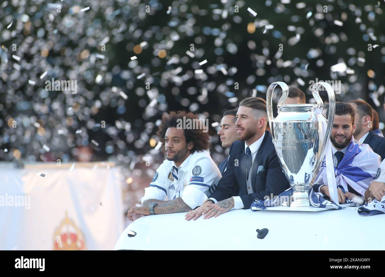 Marcelo et Sergio Ramos assistent à une fête sur la Plaza Cibeles après que le Real Madrid a remporté la Ligue des champions de l'UEFA 2016/17, à Madrid sur 4 juin 2017. L'équipe du Real Madrid célèbre avec les supporters la victoire contre Juventus dans la Ligue des champions de l'UEFA (photo par Raddad Jebarah/NurPhoto) *** Veuillez utiliser le crédit du champ de crédit *** Banque D'Images