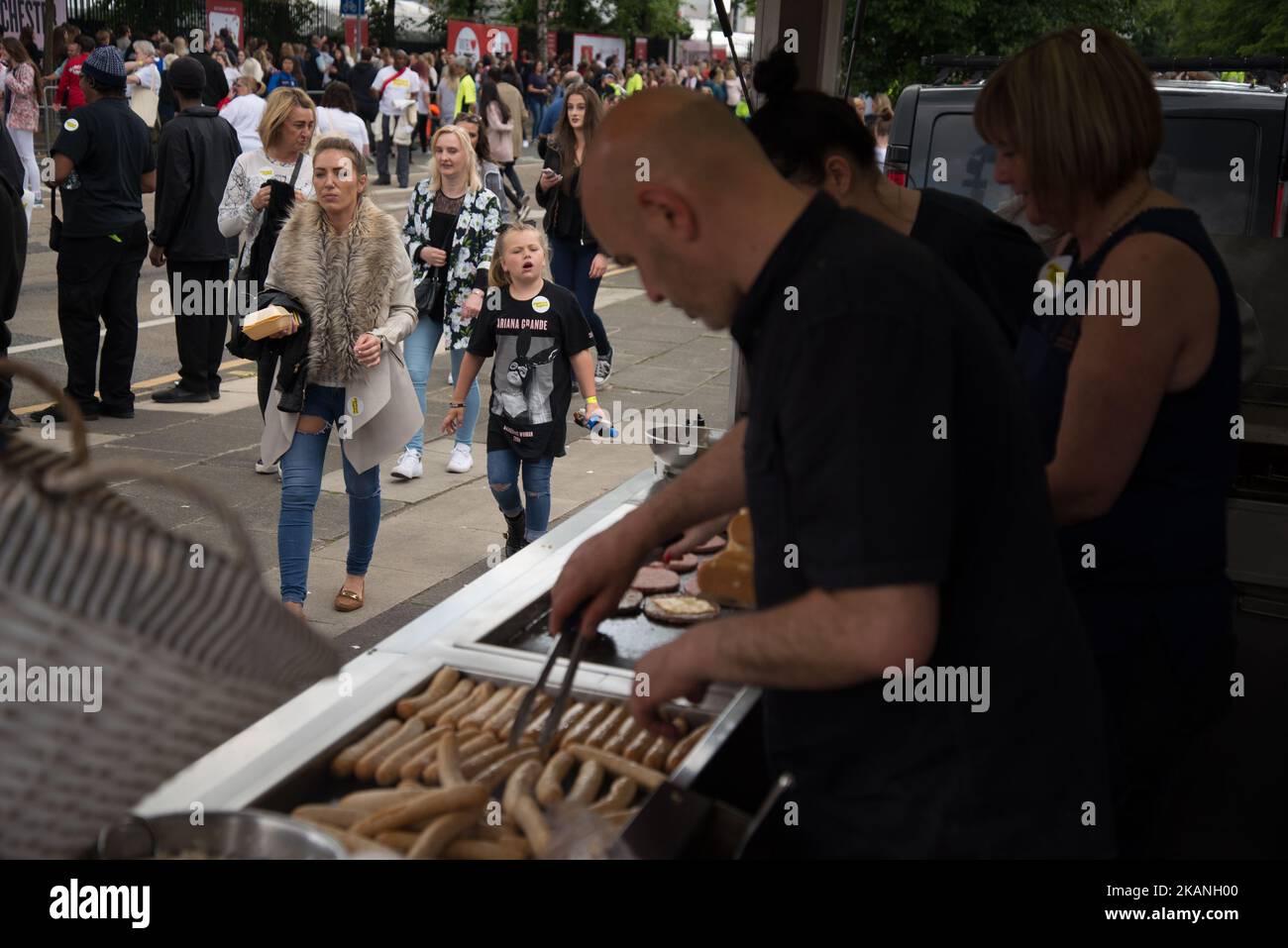 Les gens arrivent pour le concert One Love Manchester Benefit au terrain de cricket d'Old Trafford à Trafford, Royaume-Uni, dimanche, 04 juin 2017. Le concert One Love Benefit a été organisé en hommage aux victimes de l'attaque de l'arène de Manchester, au cours de laquelle Ariana Grande s'est produit à l'arène de Manchester le 05/22/2017. (Photo de Jonathan Nicholson/NurPhoto) *** Veuillez utiliser le crédit du champ de crédit *** Banque D'Images