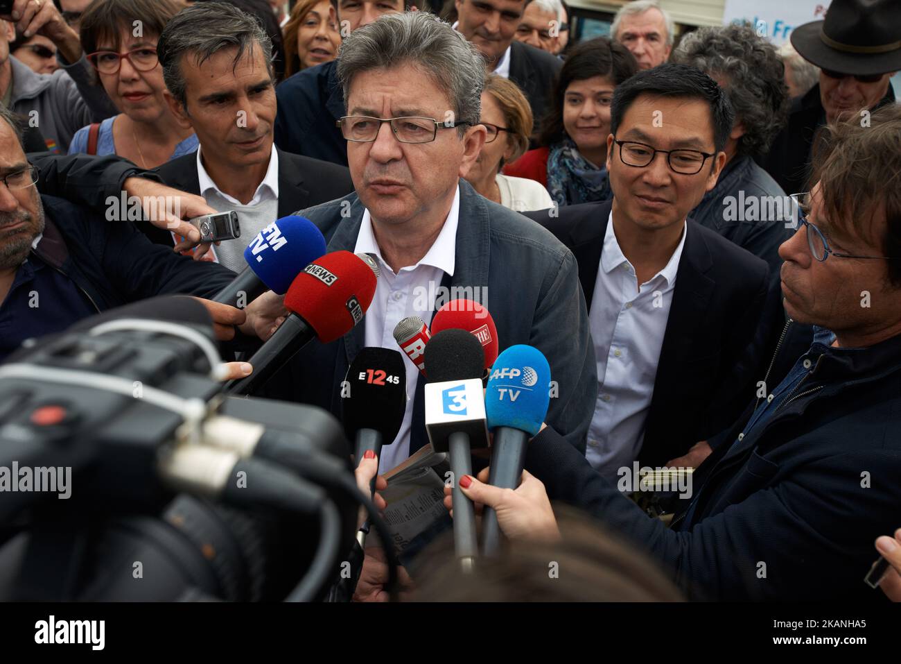 Jean-Luc Mélenchon (ancien candidat aux élections présidentielles françaises), chef du mouvement d'extrême-gauche 'France Insoumettre' (c'est-à-dire France Unbud), parle à la presse. Il était à Toulouse pour soutenir les candidats aux prochaines élections législatives. Il était à bord d'une barge, sur le Canal du midi. Il est également candidat à Marseille. Toulouse. France. 5 juin 2017. (Photo d'Alain Pitton/NurPhoto) *** Veuillez utiliser le crédit du champ de crédit *** Banque D'Images