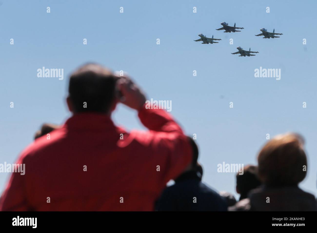 Les avions de chasse SU-30 de l'équipe de voltige « Falcons of Russia » volent lors d'un spectacle aérien marquant le 75th anniversaire de l'armée de l'armée de l'air de Russie 6th à Saint-Pétersbourg, Russie, dimanche, 4 juin 2017. (Photo par Igor Russak/NurPhoto) *** Veuillez utiliser le crédit du champ de crédit *** Banque D'Images