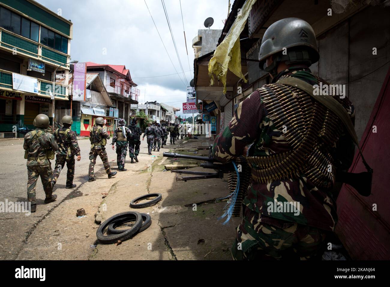 Les troupes gouvernementales marchent à l'intérieur d'une ZONE INTERDITE pour rechercher des explosifs et des armes à feu laissés par les rebelles islamiques dans la ville de Marawi, dans le sud des Philippines, au 6 juin 2017. (Photo de Richard Atrero de Guzman/NurPhoto) *** Veuillez utiliser le crédit du champ de crédit *** Banque D'Images