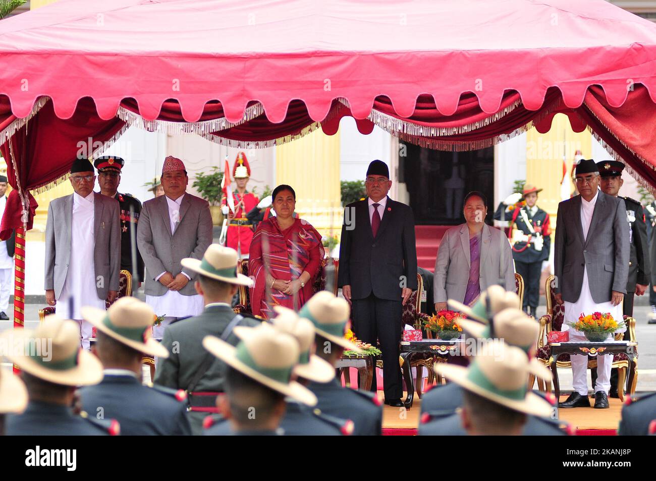 (G-R) le juge de la Cour suprême, Gopal Prasad Parajuli, vice-président du Népal, Nanda Bahadur Pun, président du Népal, Bidhya Devi Bhandari, Premier ministre sortant, Pushpa Kamal Dahal, Onsari Gharti Magar, président de l'Assemblée constituante, et Sher Bahadur Deuba, Premier ministre nouvellement élu du Népal, arrivent mercredi au Sheetal Niwas, à Katmandou, au Népal, à 07 juin 2017. Le Président du Congrès népalais, Sher Bahadur Deuba, a élu Premier ministre du Népal en 40th. Il a également élu Premier Ministre du Népal de 1995 à 1997, de 2001 à 2002 et de 2004 à Banque D'Images
