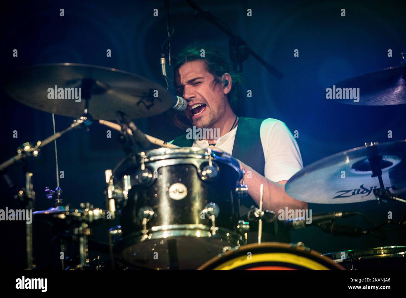 MILAN, ITALIE- 7 JUIN 2017- Zac Hanson du groupe de rock pop américain Hanson photographié sur scène comme ils se produit à fabrique à Milan, Italie (photo de Roberto Finizio/NurPhoto) *** Veuillez utiliser le crédit du champ de crédit *** Banque D'Images