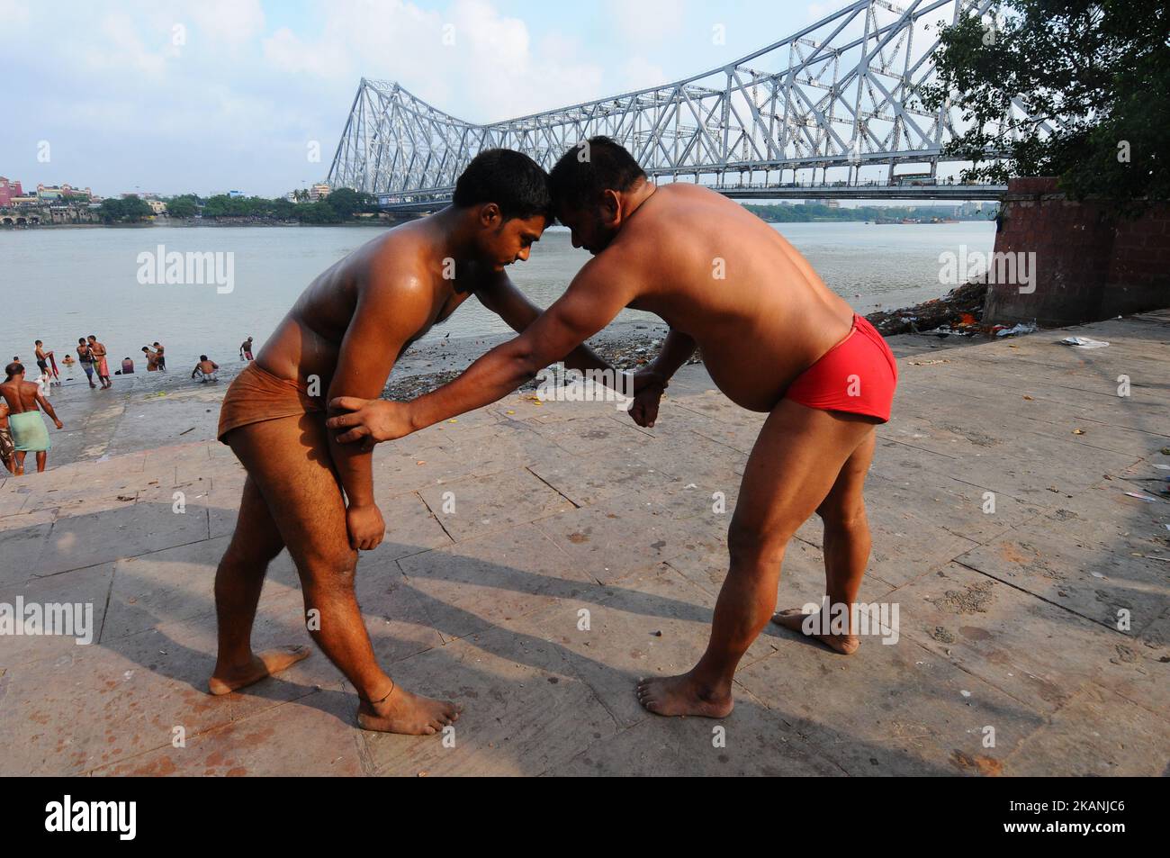 Les lutteurs s'exercent dans un centre d'entraînement de lutte indien traditionnel sur les rives du Gange, avant les championnats de lutte de boue du Bengale en Inde, 07 juin,2017. (Photo de Debajyoti Chakraborty/NurPhoto) *** Veuillez utiliser le crédit du champ de crédit *** Banque D'Images