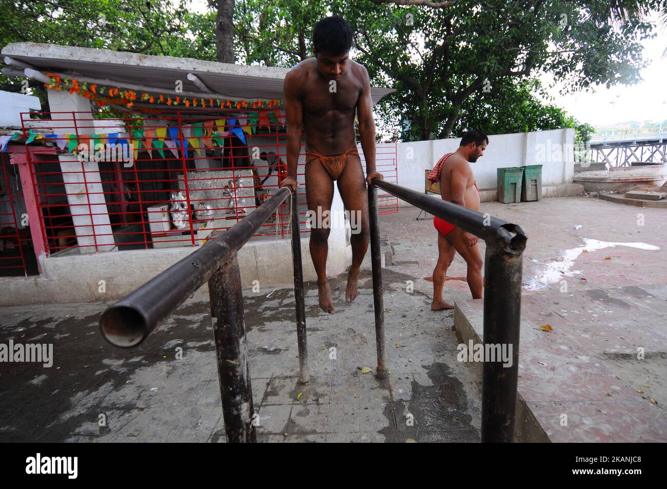 Les lutteurs s'exercent dans un centre d'entraînement de lutte indien traditionnel sur les rives du Gange, avant les championnats de lutte de boue du Bengale en Inde, 07 juin,2017. (Photo de Debajyoti Chakraborty/NurPhoto) *** Veuillez utiliser le crédit du champ de crédit *** Banque D'Images