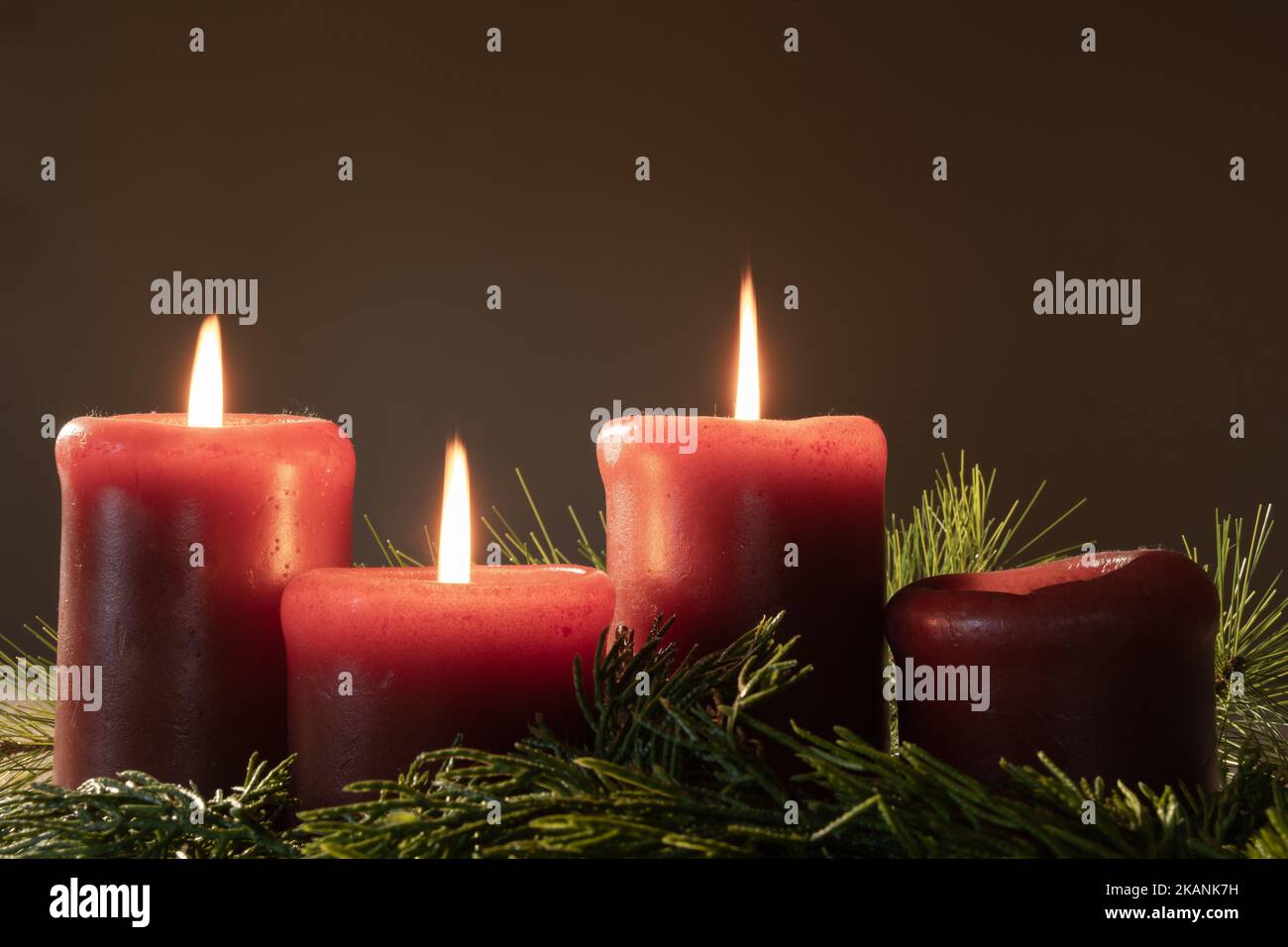 Couronne de l'Avent avec bougies rouges et trois bougies allumées avec des creux à feuilles persistantes avec espace pour les copies Banque D'Images