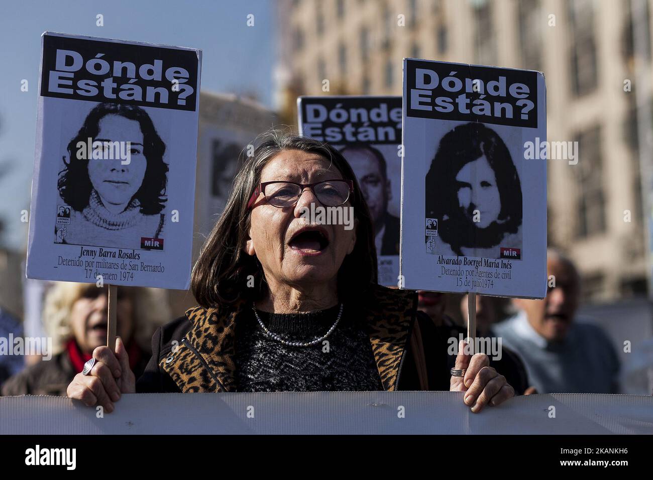 Santiago, Chili. 9 juin 2017. Les manifestants portent des affiches avec des photos des détenus disparus. Des parents de détenus disparus et des politiciens exécutés pendant la dictature militaire et les organisations de défense des droits de l'homme ont manifesté au Palacio de la Moneda pour demander la fermeture de la prison de Punta Peuco où des membres des forces armées ont été emprisonnés et poursuivis pour violations des droits de l'homme . Aujourd'hui, ils bénéficient de privilèges spéciaux dans cette prison de Santiago, au Chili. (Photo de Fernando Lavoz/NurPhoto) *** Veuillez utiliser le crédit du champ de crédit *** Banque D'Images