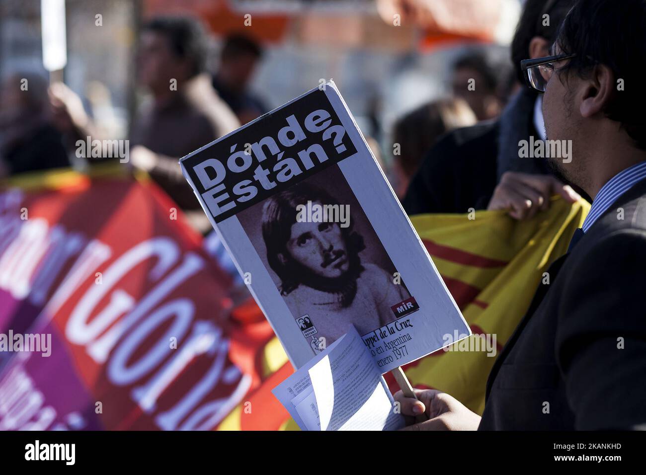 Santiago, Chili. 9 juin 2017. Des parents de détenus disparus et des politiciens exécutés pendant la dictature militaire et les organisations de défense des droits de l'homme ont manifesté au Palacio de la Moneda pour demander la fermeture de la prison de Punta Peuco où des membres des forces armées ont été emprisonnés et poursuivis pour violations des droits de l'homme . Aujourd'hui, ils bénéficient de privilèges spéciaux dans cette prison de Santiago, au Chili. (Photo de Fernando Lavoz/NurPhoto) *** Veuillez utiliser le crédit du champ de crédit *** Banque D'Images
