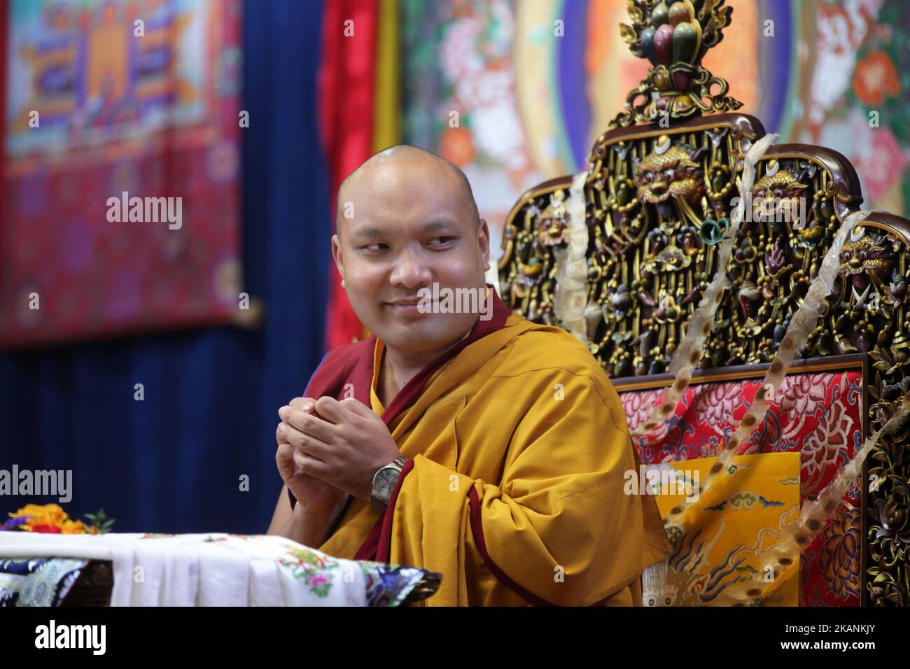 Sa Sainteté le Gyalwang Karmapa 17th Ogyen Trinley Dorje fait des prières lors d'une cérémonie spéciale au Centre culturel canadien tibétain à Toronto, Ontario, Canada, on 04 juin 2017. C'est la première visite du Karmapa au Canada. Comme le Dalaï Lama, le Karmapa s'est échappé du Tibet et vit maintenant en Inde. Il serait peut-être le prochain Dalaï Lama et deviendrait l'un des leaders spirituels et politiques les plus puissants au monde. (Photo de Creative Touch Imaging Ltd./NurPhoto) *** Veuillez utiliser le crédit du champ de crédit *** Banque D'Images