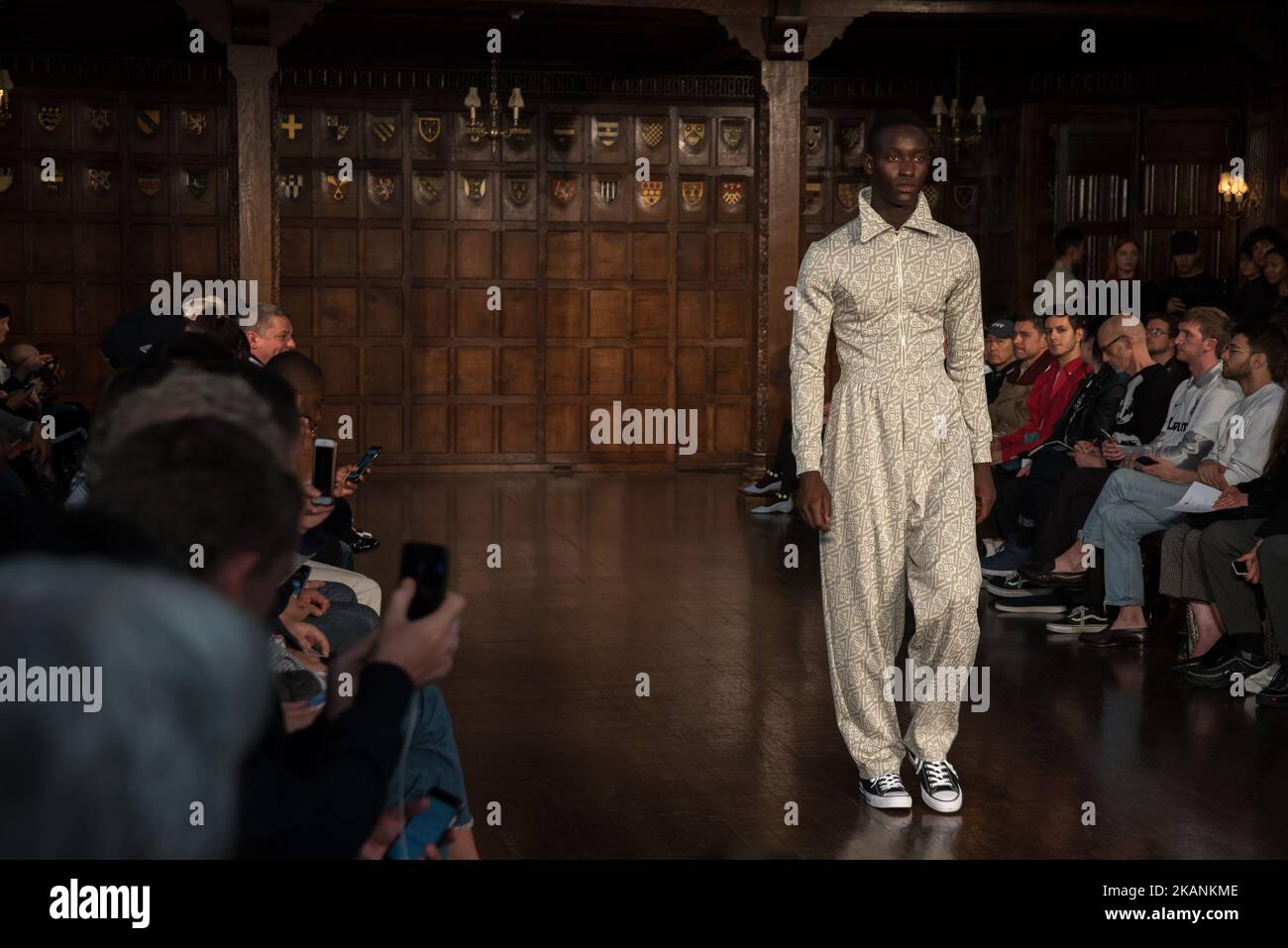 Un modèle marche sur la piste du spectacle Edward Crutchley lors des collections de juin 2017 de la London Fashion week pour hommes sur 9 juin 2017 à Londres, en Angleterre. (Photo d'Alberto Pezzali/NurPhoto) *** Veuillez utiliser le crédit du champ de crédit *** Banque D'Images