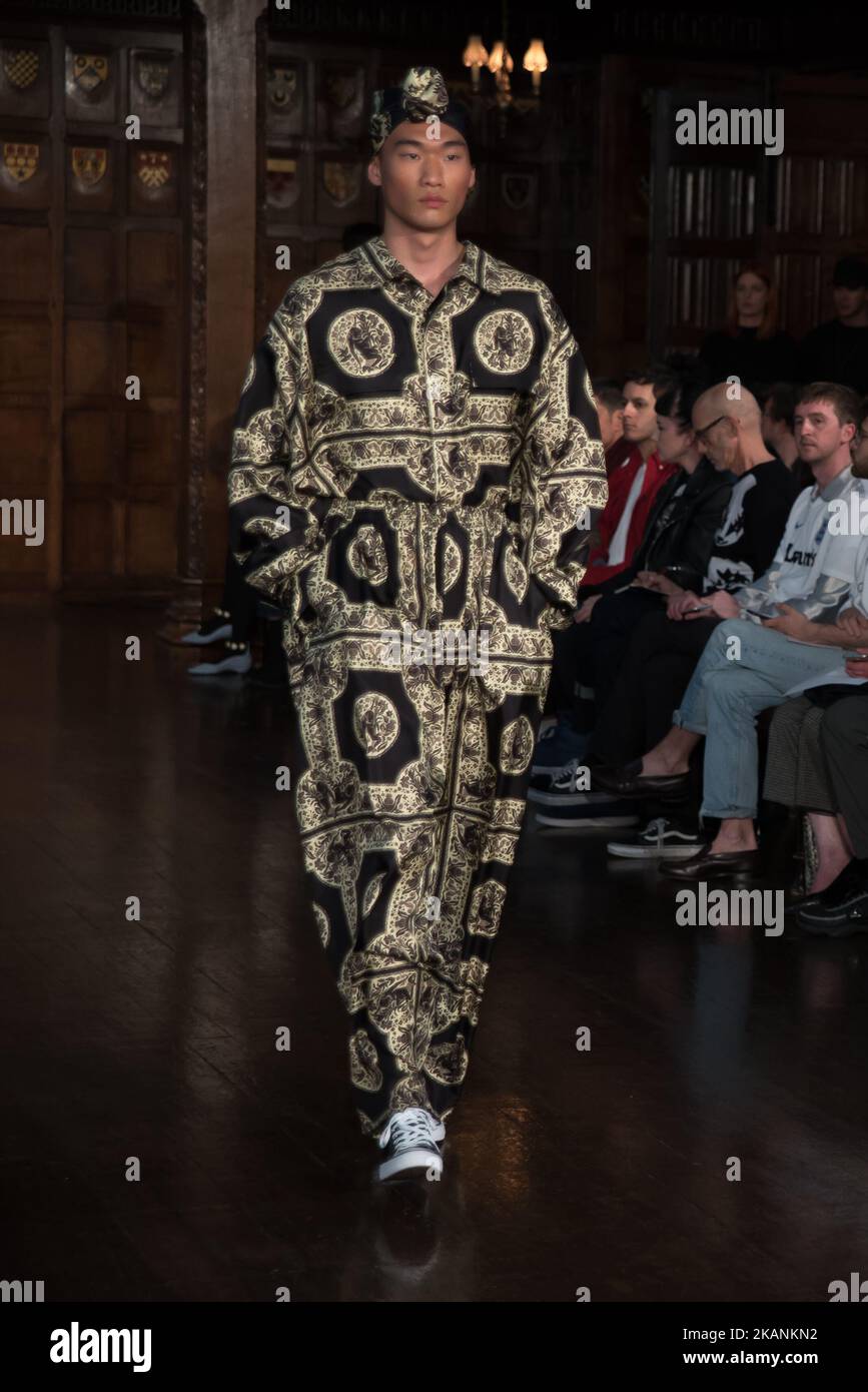 Un modèle marche sur la piste du spectacle Edward Crutchley lors des collections de juin 2017 de la London Fashion week pour hommes sur 9 juin 2017 à Londres, en Angleterre. (Photo d'Alberto Pezzali/NurPhoto) *** Veuillez utiliser le crédit du champ de crédit *** Banque D'Images