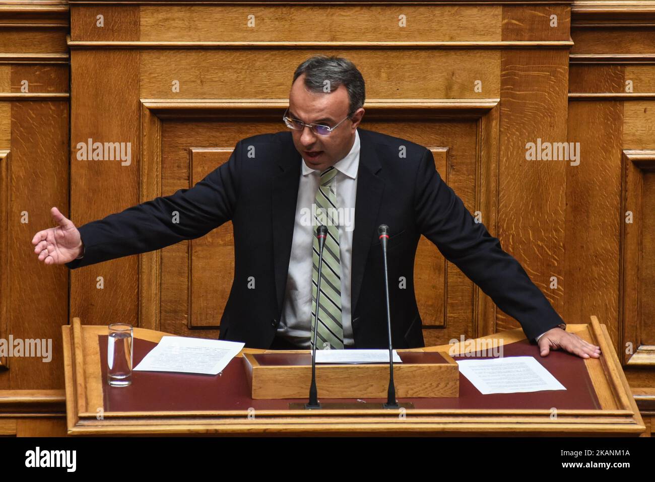 Christos Staikouras, Nea Dimokratia lors d'une discussion au Parlement hellénique sur un projet de loi sur les mesures d'austérité, à Athènes sur 9 juin 2017. (Photo de Wassilios Askesopoulos/NurPhoto) *** Veuillez utiliser le crédit du champ de crédit *** Banque D'Images