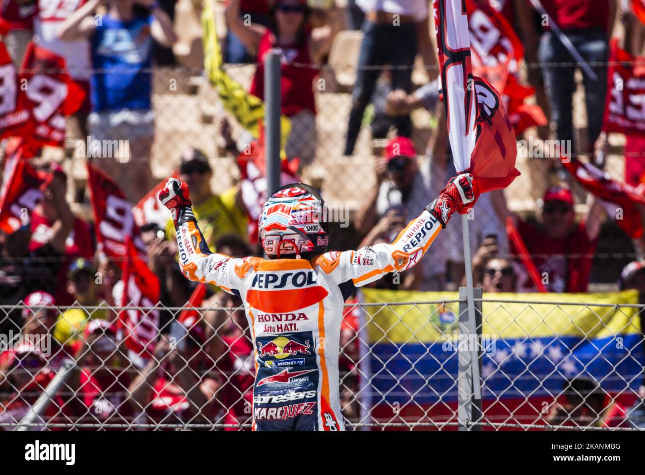 93 Marc Marquez de l'Espagne de Repsol Honda Team (Honda) célèbre sa deuxième place avec son club de fans lors du Grand Prix Monter énergie Catalogne, au circuit de Barcelone-Catalunya sur 11 juin de 2017. (Photo de Xavier Bonilla/NurPhoto) *** Veuillez utiliser le crédit du champ de crédit *** Banque D'Images