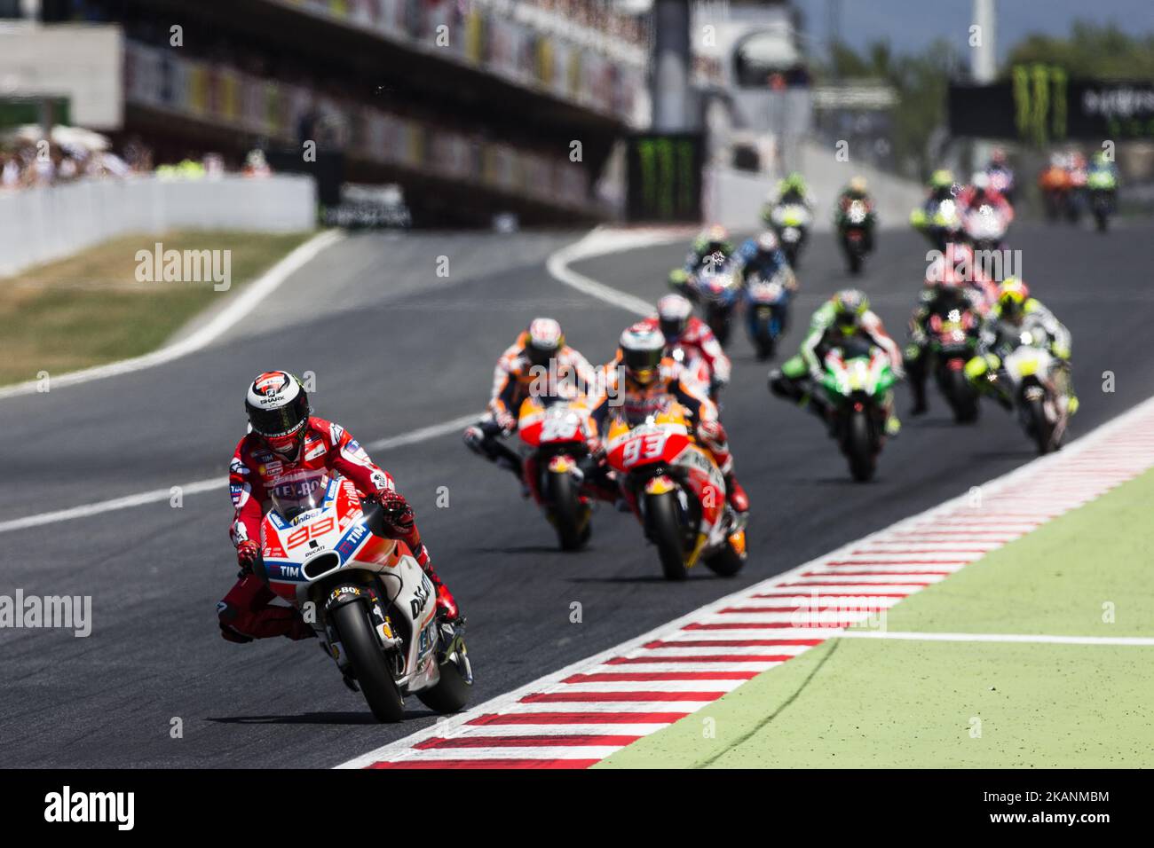 99 Jorge Lorenzo de l'Espagne de Ducati Team (Ducati) à la tête de la course pendant le Grand Prix de Catalogne de Monter énergie, au circuit de Barcelone-Catalunya sur 11 juin de 2017. (Photo de Xavier Bonilla/NurPhoto) *** Veuillez utiliser le crédit du champ de crédit *** Banque D'Images