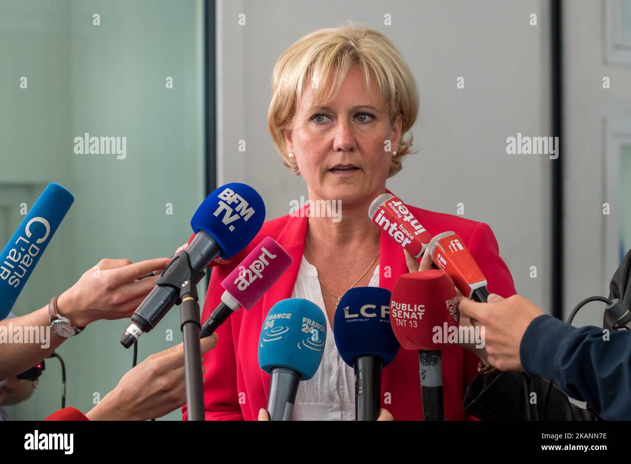 Parti de droite les Républicains (LR) le député Nadine Morano tient un speechs au siège pour une réunion afin de réfléchir à une nouvelle stratégie au deuxième tour des élections législatives à Paris, en France, le 12 juin 2017. (Photo de Julien Mattia/NurPhoto) *** Veuillez utiliser le crédit du champ de crédit *** Banque D'Images