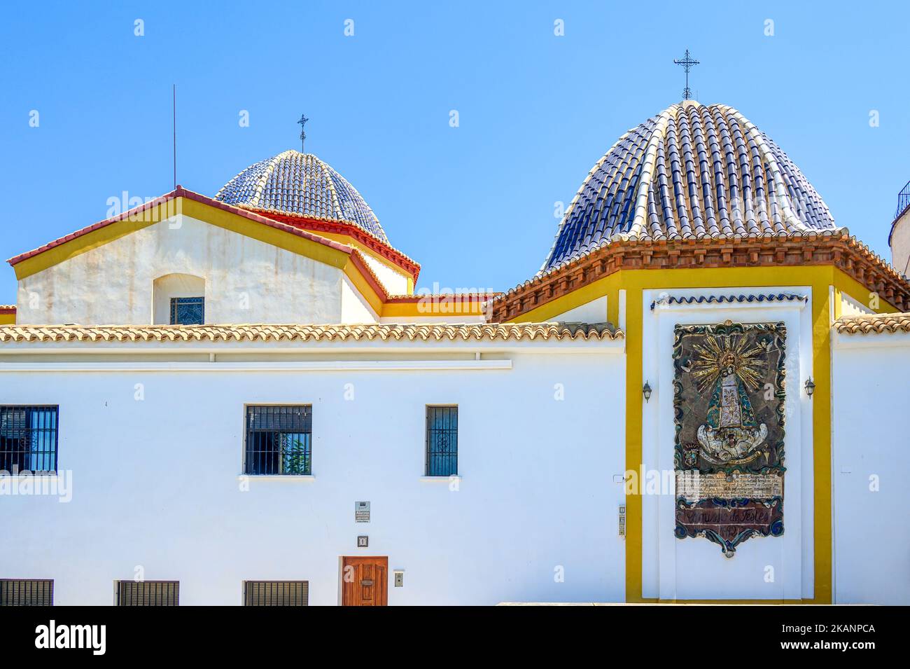 Façade et dômes de l'église Saint-Jacques et Sainte-Anne. Le bâtiment catholique de la vieille ville est une attraction touristique Banque D'Images