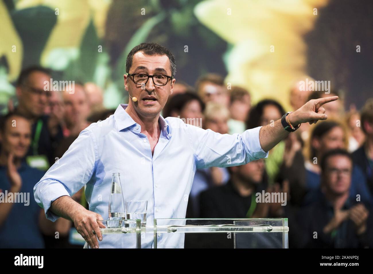 Co-chef et principal candidat du Parti Vert allemand (Buendnis 90/Die Gruenen) pour les élections fédérales CEM Oezdemir parle pendant le congrès fédéral au Velodrom à Berlin, Allemagne sur 16 juin 2017. (Photo par Emmanuele Contini/NurPhoto) *** Veuillez utiliser le crédit du champ de crédit *** Banque D'Images