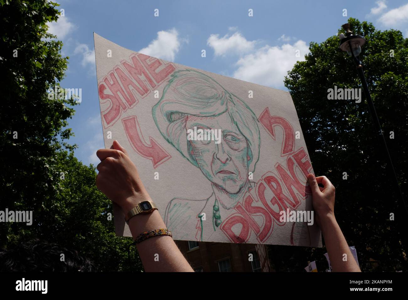 Une femme tient un écriteau représentant la première ministre Theresa May lors d'une manifestation contre le gouvernement de coalition à Londres, au Royaume-Uni, le 17 juin 2017. Plus d'un millier de personnes se rassemblent à l'extérieur de la rue des propriétaires pour protester contre la coalition conservatrice et DUP. (Photo de Jay Shaw Baker/NurPhoto) *** Veuillez utiliser le crédit du champ de crédit *** Banque D'Images