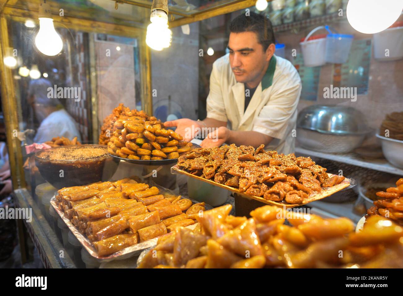 Un stand avec des biscuits au sésame marocain et des gâteaux au miel en vente à l'intérieur de Fès Medina. Une scène d'une vie quotidienne à Fès pendant le Ramadan 2017. Samedi, 17 juin 2017, à Fès, Maroc. (Photo par Artur Widak/NurPhoto) *** Veuillez utiliser le crédit du champ de crédit *** Banque D'Images