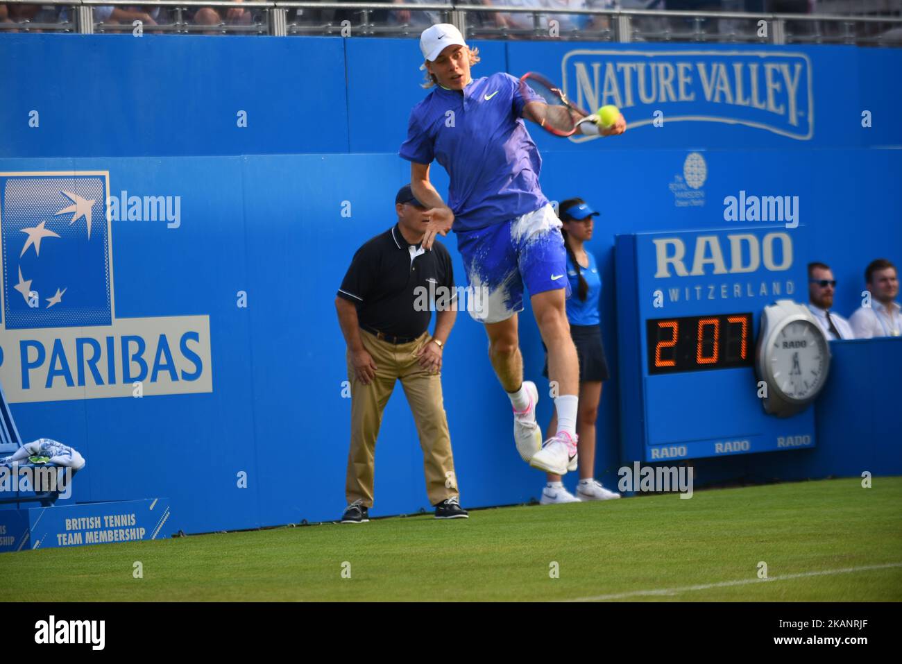 Denis Shapovalov (CAN) joue la première partie des Championnats de l'AEGON au Queen's Club, Londres, on 19 juin 2017. (Photo d'Alberto Pezzali/NurPhoto) *** Veuillez utiliser le crédit du champ de crédit *** Banque D'Images