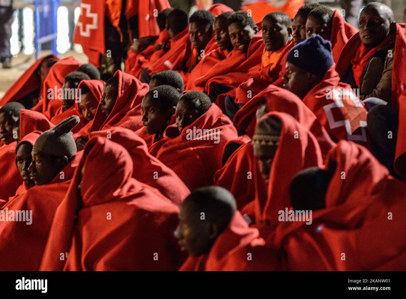 52 migrants parmi eux une femme et deux garçons âgés ont été secourus par la Maritime espagnole. Tard dans la nuit, le 21st juin 2017, le bateau maritime espagnol est arrivé au port de Malaga, où les migrants ont été accueillis par la Croix-Rouge. (Photo de Guillaume Pinon/NurPhoto) *** Veuillez utiliser le crédit du champ de crédit *** Banque D'Images