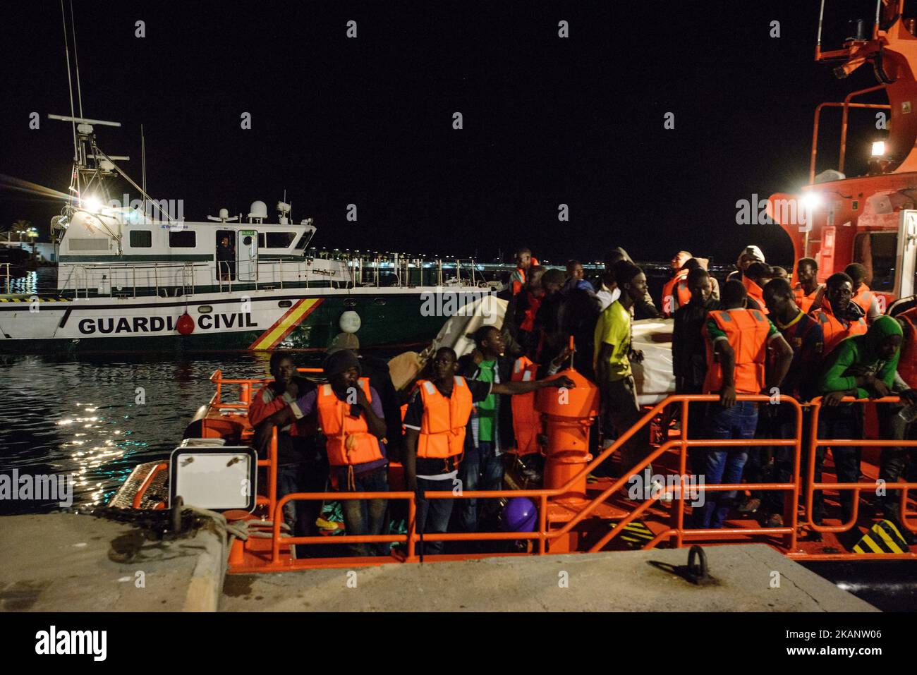 52 migrants parmi eux une femme et deux garçons âgés ont été secourus par la Maritime espagnole. Tard dans la nuit, le 21st juin 2017, le bateau maritime espagnol est arrivé au port de Malaga, où les migrants ont été accueillis par la Croix-Rouge. (Photo de Guillaume Pinon/NurPhoto) *** Veuillez utiliser le crédit du champ de crédit *** Banque D'Images