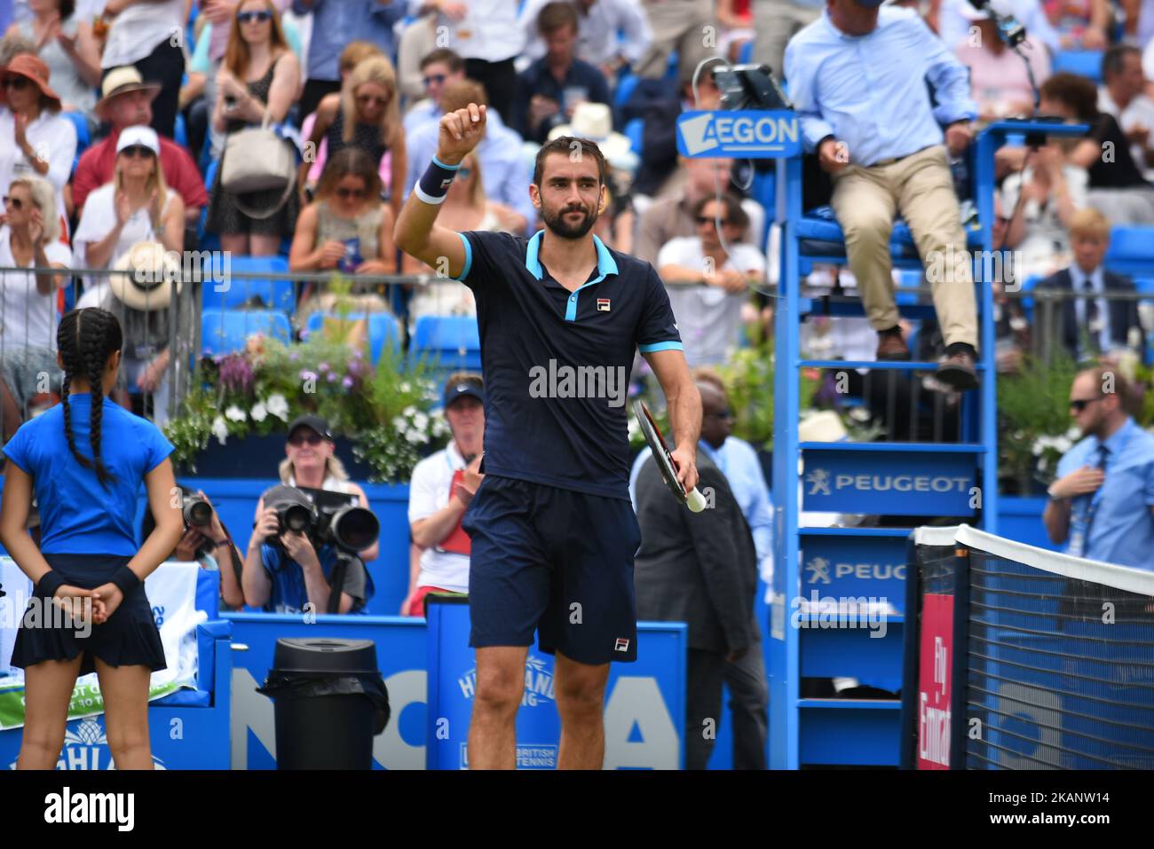 Le marin Cilic de Croatie se honde à la foule après avoir remporté le deuxième tour de son match des hommes contre Stefan Kozlov des États-Unis au tournoi de tennis ATP Aegon Championships au Queen's Club à l'ouest de Londres sur 22 juin 2017. Marin Cilic bat Stefan Kozlov 6-0, 6-4. (Photo d'Alberto Pezzali/NurPhoto) *** Veuillez utiliser le crédit du champ de crédit *** Banque D'Images