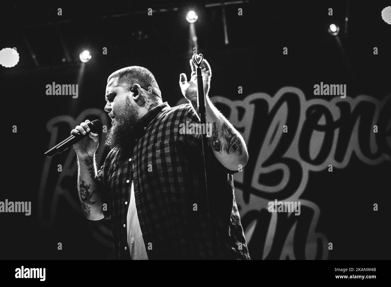 Le chanteur et compositeur anglais Rag'n'Bone Man se produit en direct à l'EX-DOGANA on 20 juin 2017 à Rome, en Italie. (Photo de Giuseppe Maffia/NurPhoto) *** Veuillez utiliser le crédit du champ de crédit *** Banque D'Images