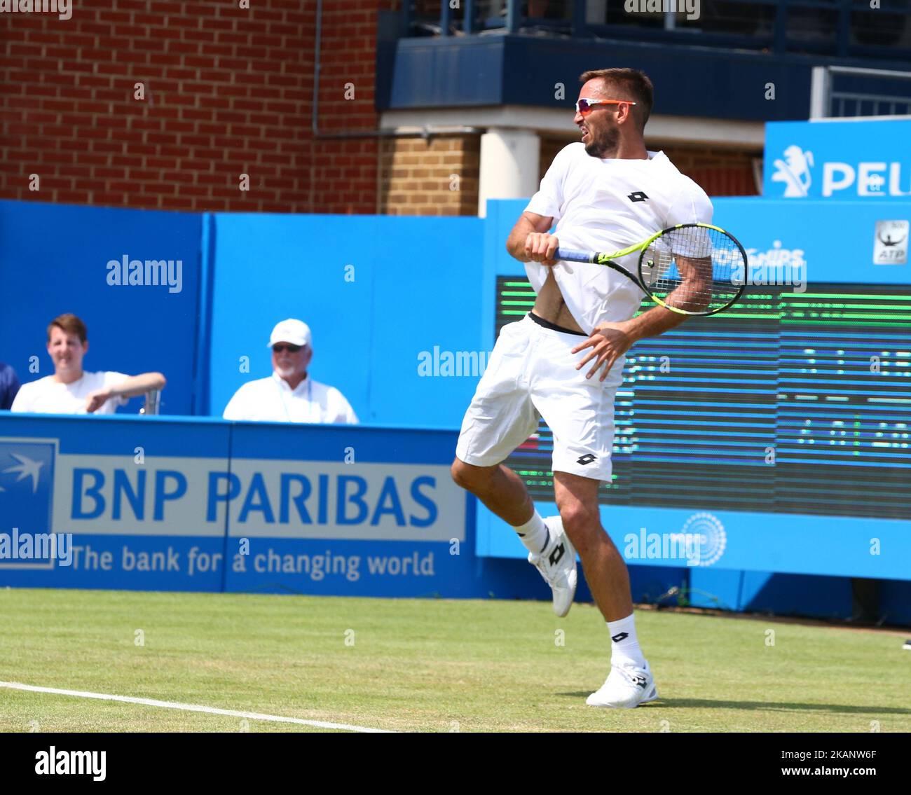 Viktor Troicki SRB ageinst Donald Young (Etats-Unis) lors de la deuxième partie du troisième jour des Championnats ATP Aegon au Queen's Club à l'ouest de Londres sur 21 juin 2017 (photo de Kieran Galvin/NurPhoto) *** Veuillez utiliser le crédit du champ de crédit *** Banque D'Images